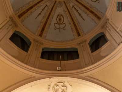 ...oltre a un balconcino che ospita un antico organo abbandonato